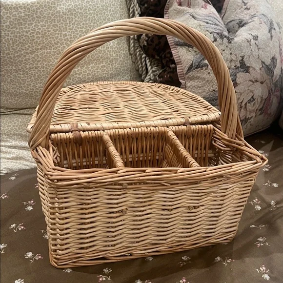 Picnic basket w/divided storage - Picture 7 of 7